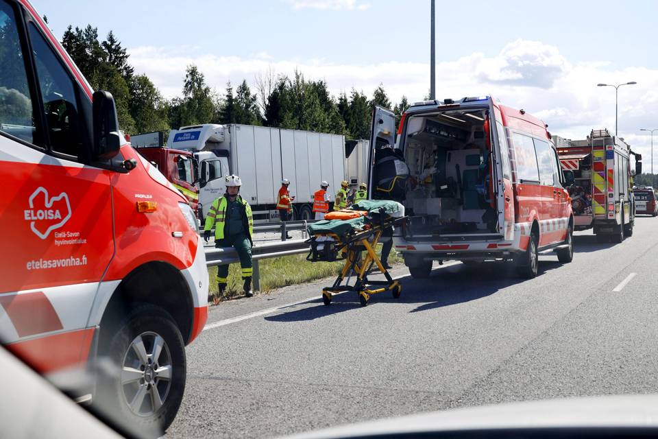 Kuvat: Rekka ja henkilöauto kolaroivat Pitkäjärvellä – Viitostie oli liikenteeltä suljettuna yli tunnin. 3