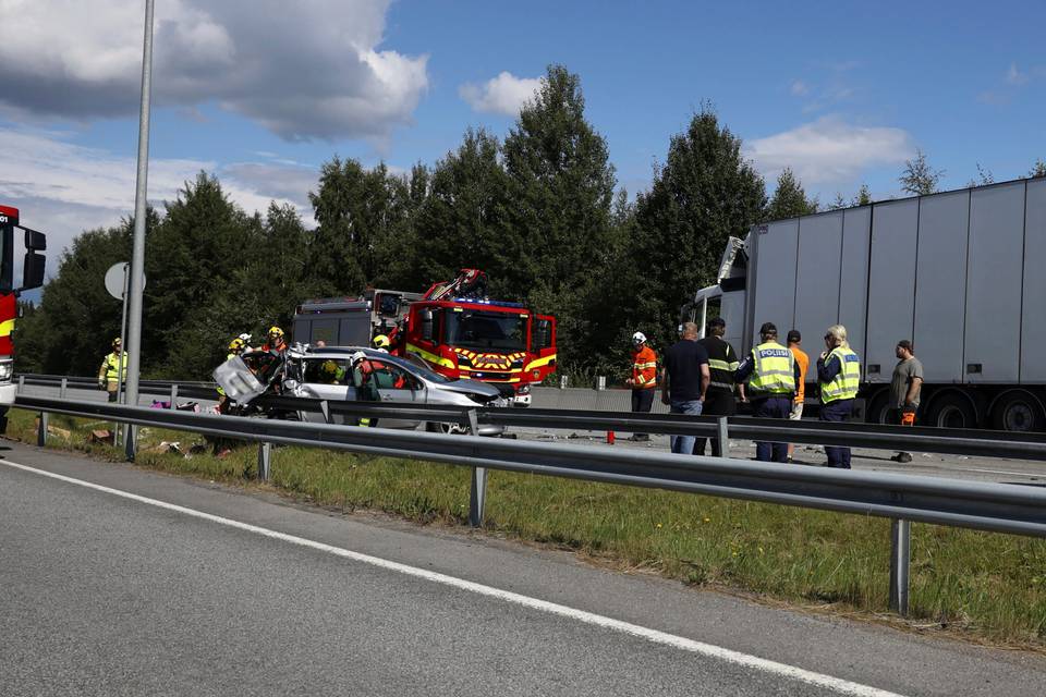 Kuvat: Rekka ja henkilöauto kolaroivat Pitkäjärvellä – Viitostie oli liikenteeltä suljettuna yli tunnin. 4