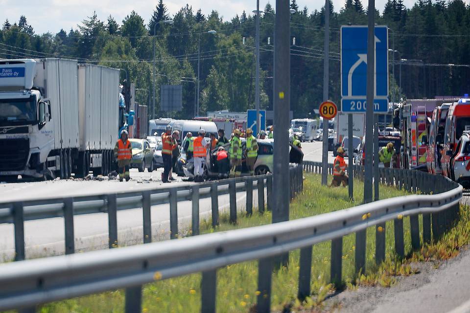 Kuvat: Rekka ja henkilöauto kolaroivat Pitkäjärvellä – Viitostie oli liikenteeltä suljettuna yli tunnin. 1