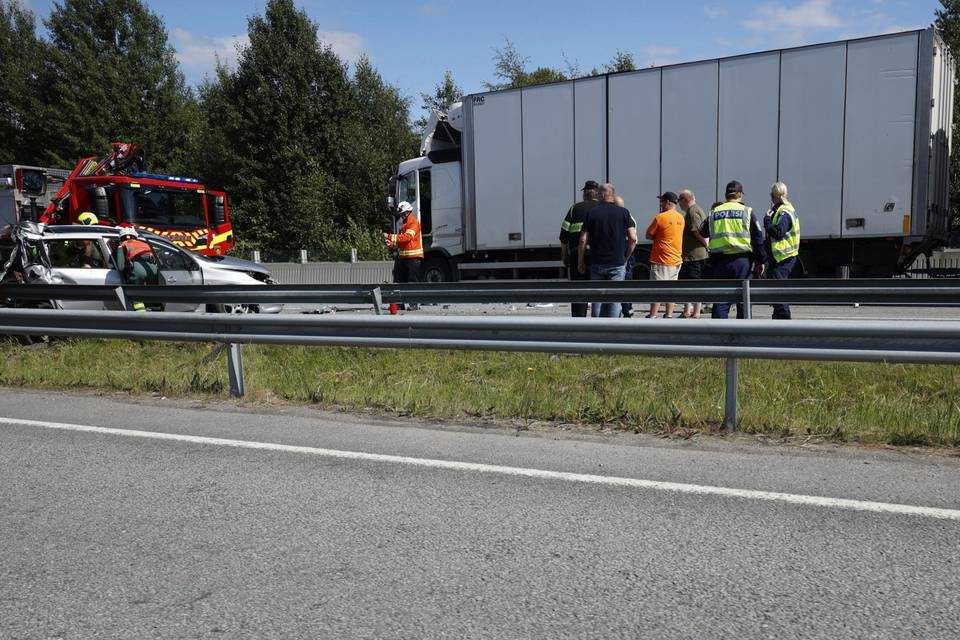 Kuvat: Rekka ja henkilöauto kolaroivat Pitkäjärvellä – Viitostie oli suljettuna liikenteeltä yli tunnin ajan. Kuvat: Rekka ja henkilöauto kolaroivat Pitkäjärvellä – Viitostie oli suljettuna liikenteeltä yli tunnin ajan. 2
