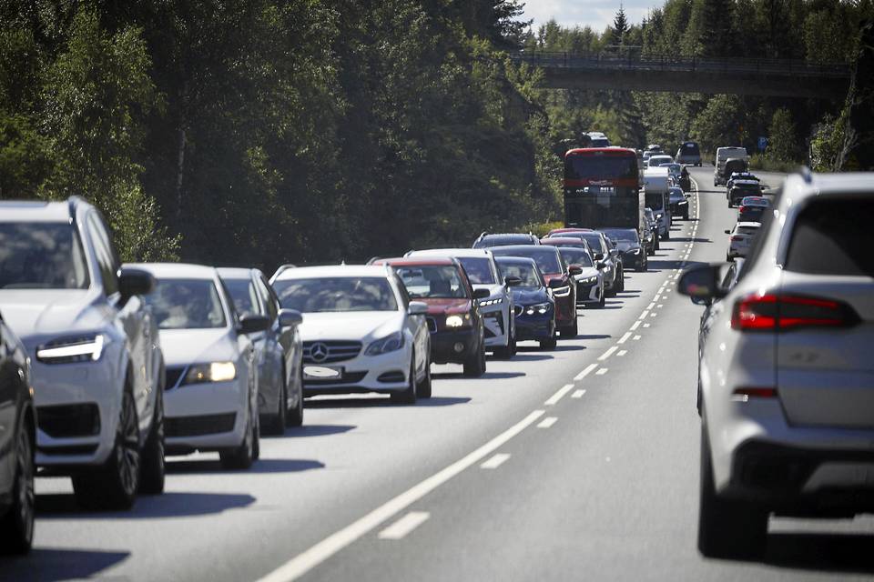 Kuvat: Rekka ja henkilöauto kolaroivat Pitkäjärvellä – Viitostie oli suljettuna liikenteeltä yli tunnin ajan. Kuvat: Rekka ja henkilöauto kolaroivat Pitkäjärvellä – Viitostie oli suljettuna liikenteeltä yli tunnin ajan. 5