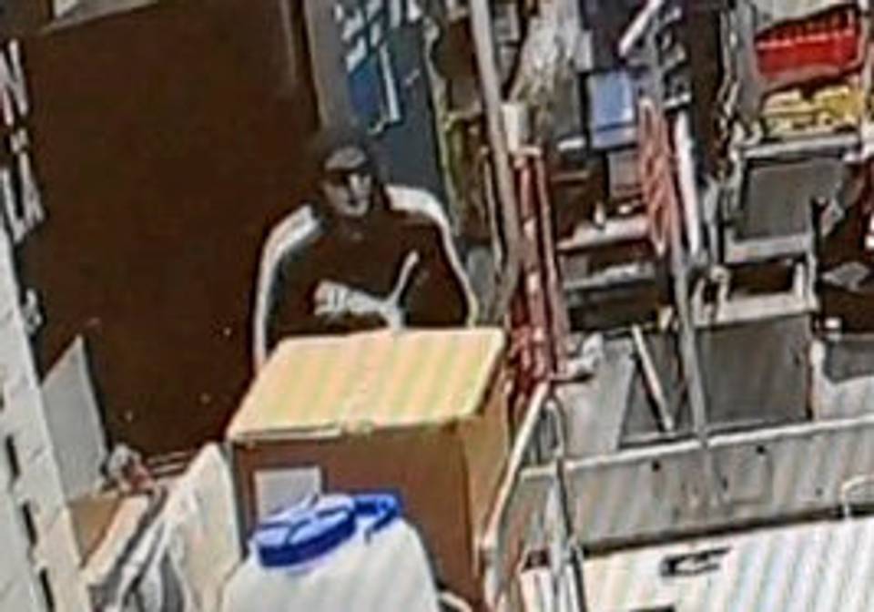 Kuvia julkaistu: Poliisi etsii tietoja Savonlinnan ja Rantasalmen K-marketin ryöstäjästä 1