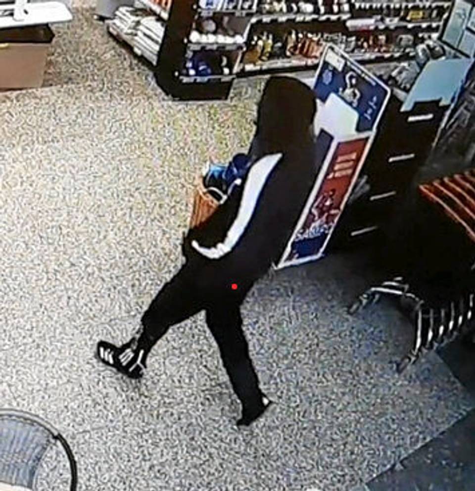 Kuvia julkaistu: Poliisi etsii tietoja Savonlinnan ja Rantasalmen K-marketin ryöstäjästä 4