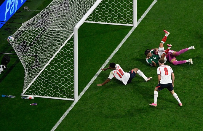 Kymmenen pelaajan Englanti voitti Meksikon 3-2 edeten neljännesfinaaliin. 1