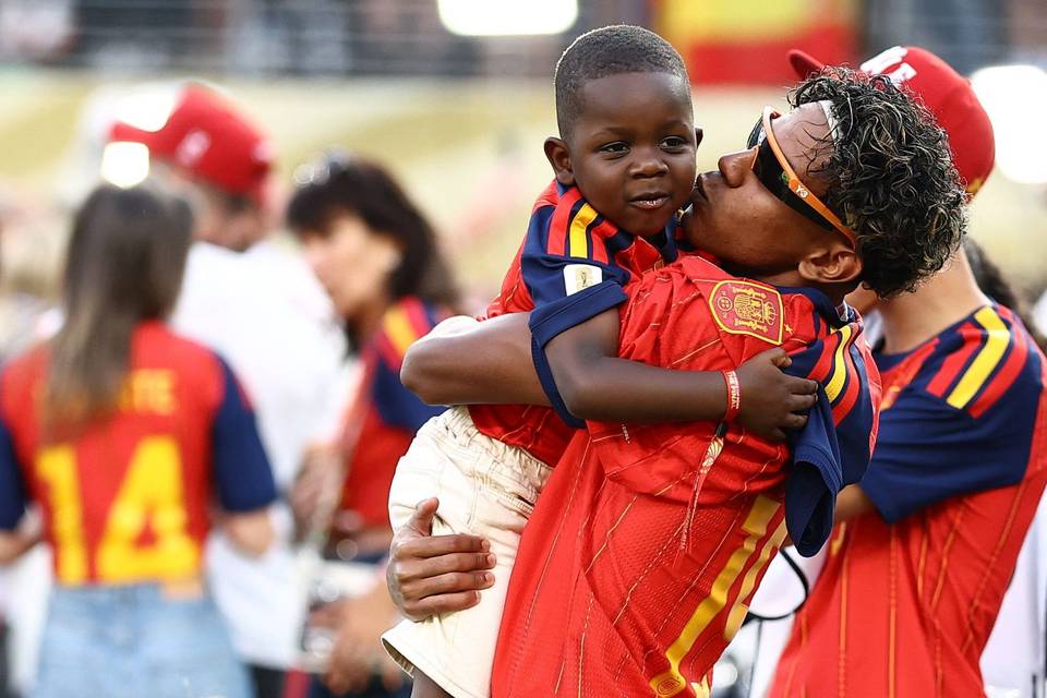 Lamine Yamalin 3-vuotias veli valloitti Espanjan MM-juhlissa – "Elää unelmaansa" Lamine Yamalin 3-vuotias veli valloitti Espanjan MM-juhlissa – "Elää unelmaansa" 1