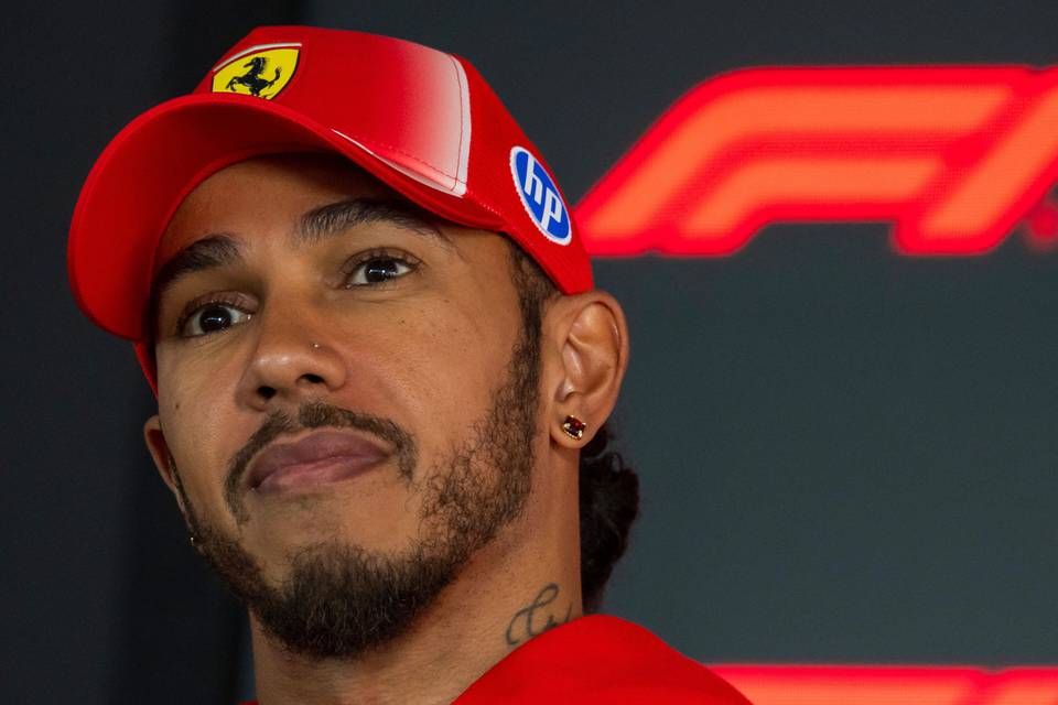 Lewis Hamilton sai rangaistuksen erittäin vähäisestä virheestä – vaikea jakso jatkuu 1