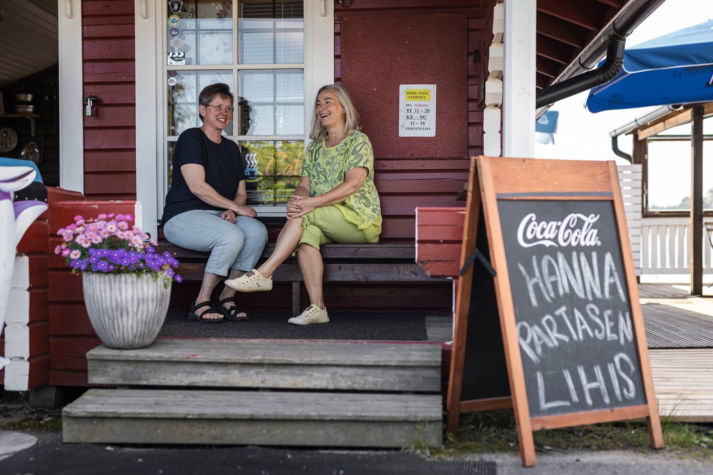 Lossikahvilan omistaja torjuu voimakkaasti suhteeseen liittyvät huhut, jotka ovat nousseet esiin suositun kirjasarjan myötä. 1