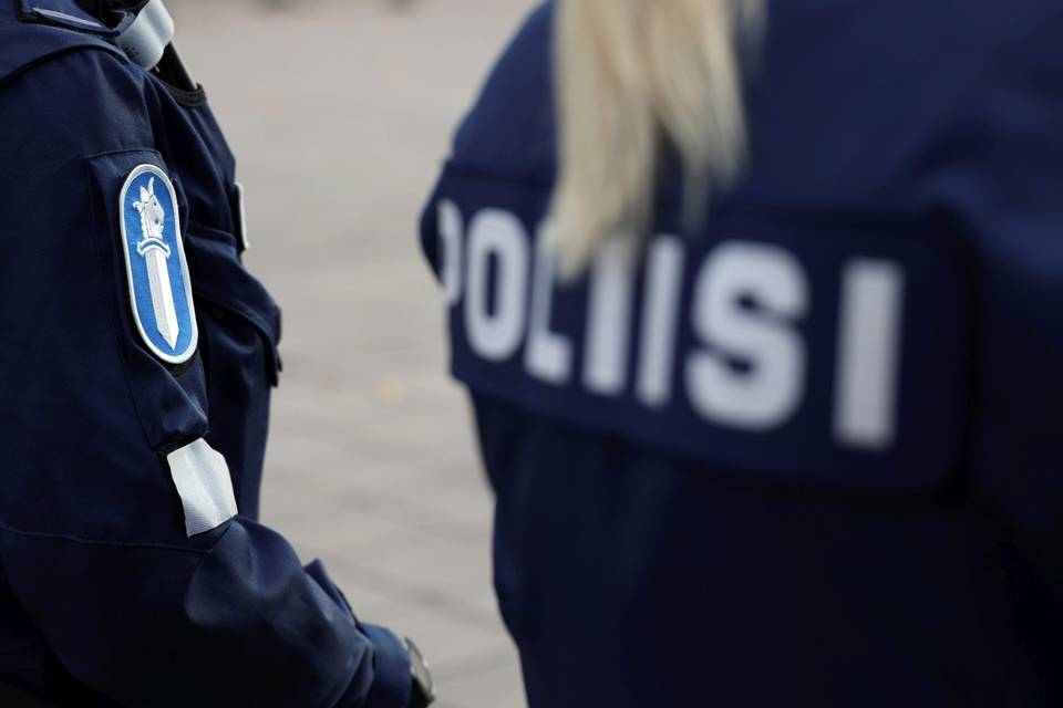 Lounais-Suomen poliisi toimittaa somepoliisi Ella Variksen kiusaamisväitteet syyttäjän tutkittavaksi. Lounais-Suomen poliisi toimittaa somepoliisi Ella Variksen kiusaamisväitteet syyttäjän tutkittavaksi. 1