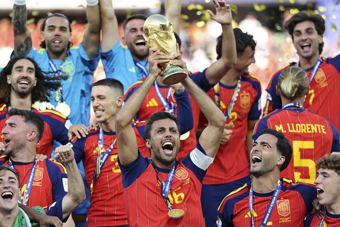 MM-voitto tuo merkittävän taloudellisen hyödyn espanjalaiselle jalkapallolle ja pelaajille. MM-voitto tuo merkittävän taloudellisen hyödyn espanjalaiselle jalkapallolle ja pelaajille. 1