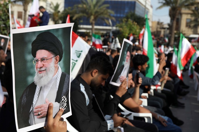 Mojtaba Khamenei jättää isänsä hautajaiset väliin turvallisuussyistä. 1