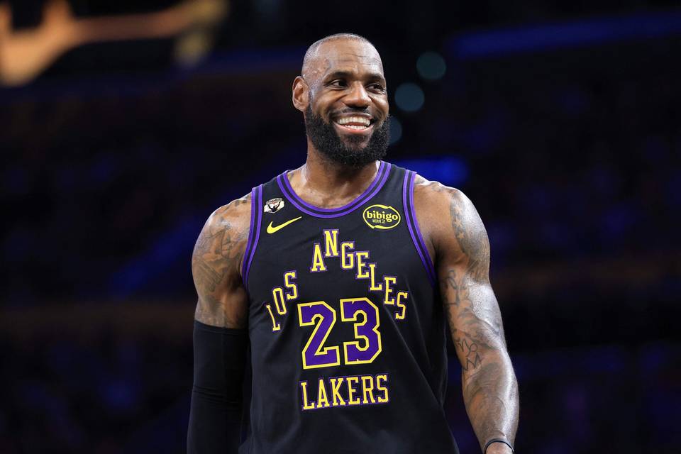 NBA-ikoni LeBron James solmi sopimuksen uuden joukkueensa kanssa. 1