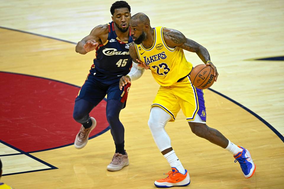 NBA:ssa erikoinen tilanne – 41-vuotias LeBron James pitää koko sarjaa panttivankina NBA:ssa erikoinen tilanne – 41-vuotias LeBron James pitää koko sarjaa panttivankina 1