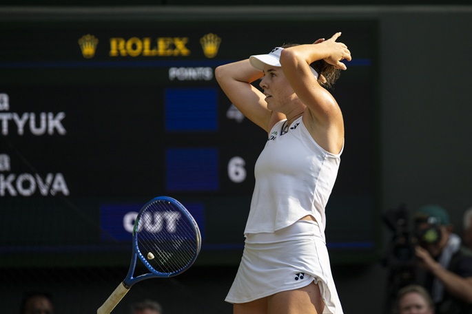 Noskova voittaa ensimmäisen Grand Slam -turnauksen voittamalla Wimbledonin naisten yksilötittelin. 1
