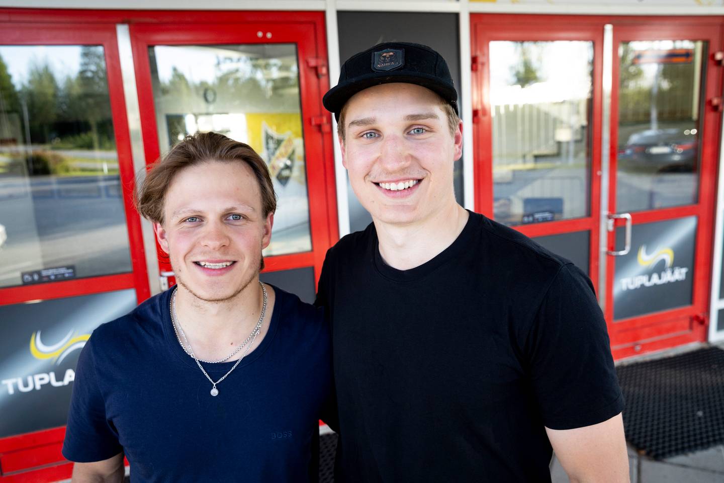 Oliver ja Konsta Kapanen nauttivat kesästä yhdessä – Konsta keskittyy harjoituksissaan erityistaitoihinsa. Oliver ja Konsta Kapanen nauttivat kesästä yhdessä – Konsta keskittyy harjoituksissaan erityistaitoihinsa. 1
