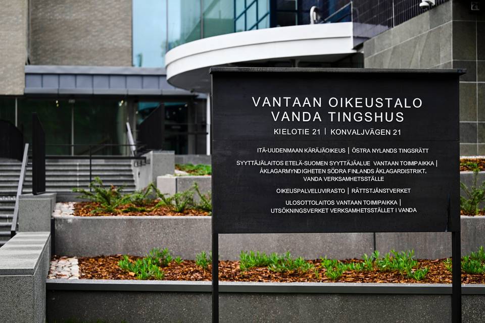 Opettajana toimiva nainen pidätettiin epäiltynä lapsiin liittyvästä seksuaalisesta rikoksesta. 1