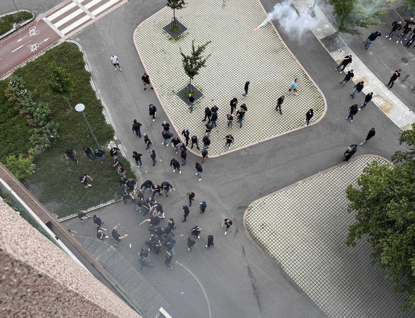 Pariskunta oli todistamassa jalkapallohuligaanien hyökkäyksen kulkua Lahden keskustassa. Pariskunta oli todistamassa jalkapallohuligaanien hyökkäyksen kulkua Lahden keskustassa. 1