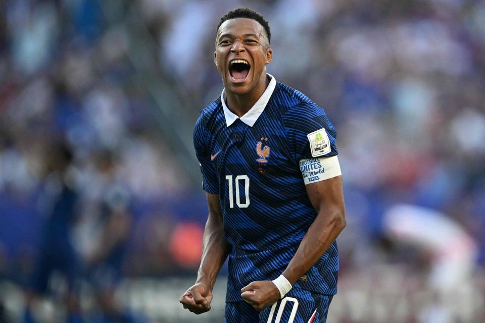 Pilkulla voittomaalin iskenyt Mbappe: "Meidänkin on mahdollista sotkea kätemme" Pilkulla voittomaalin iskenyt Mbappe: "Meidänkin on mahdollista sotkea kätemme" 1