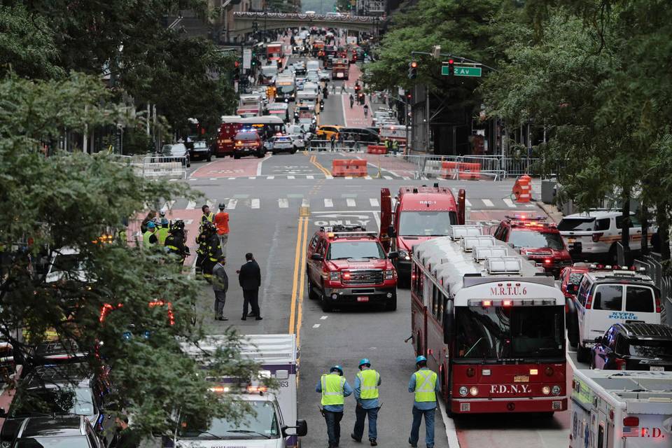 Pilvenpiirtäjä uhkaa sortua New Yorkissa, useita rakennuksia evakuoitu. Pilvenpiirtäjä uhkaa sortua New Yorkissa, useita rakennuksia evakuoitu. 1