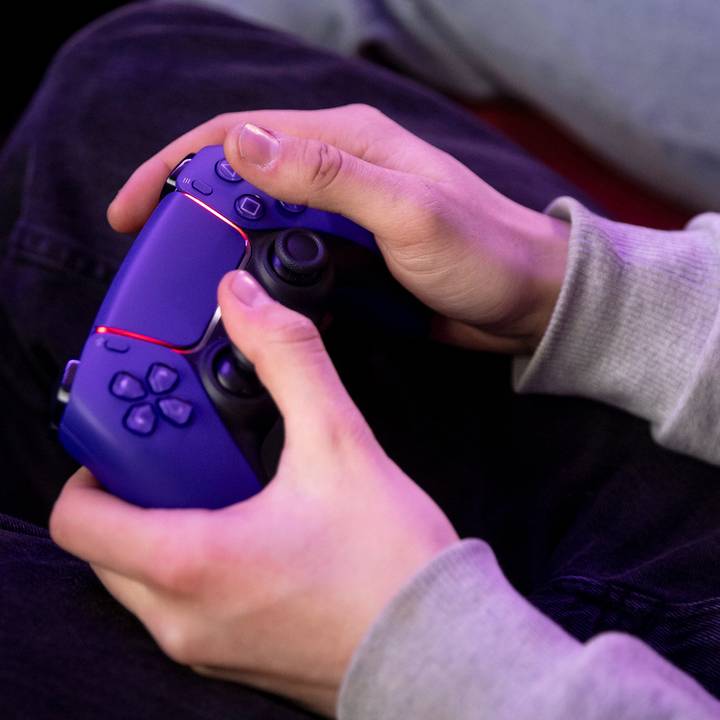 PlayStationin muutokseen tyytymättömät pelaajat pyrkivät perumaan tilauksiaan, mutta saavatkin merkittäviä alennuksia. PlayStationin muutokseen tyytymättömät pelaajat pyrkivät perumaan tilauksiaan, mutta saavatkin merkittäviä alennuksia. 1