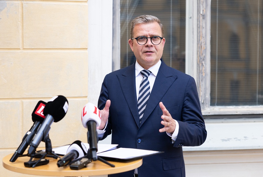 Pääministeri kokoaa hallituksen kokouksen käsitelläkseen väitettyä korruptiota Garden Helsingissä. 1
