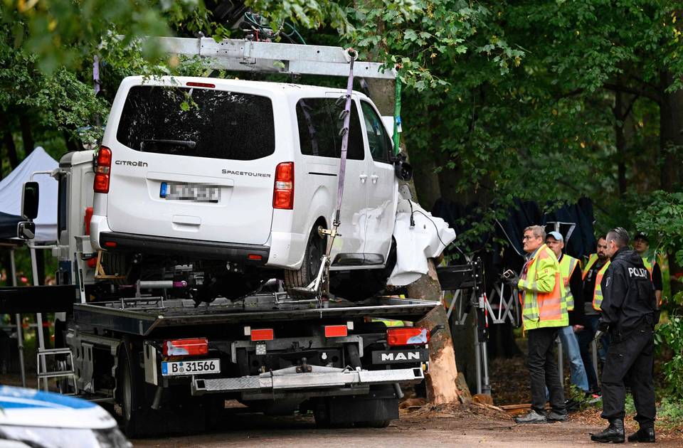 Poliisi ilmoittaa: Berliinin terrori-iskusta epäilty on saanut surmansa poliisin toiminnassa. Poliisi ilmoittaa: Berliinin terrori-iskusta epäilty on saanut surmansa poliisin toiminnassa. 1