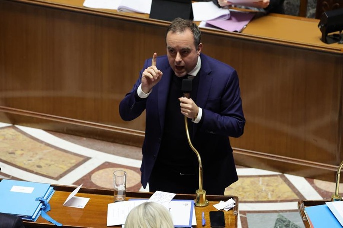 Ranskan hallitus selviytyi luottamusäänestyksestä helleaaltoa koskevan toiminnan vuoksi. 1