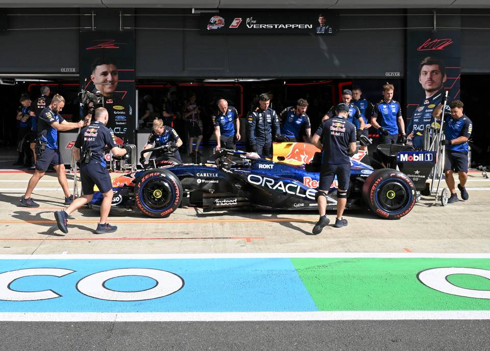 Red Bullin äärimmäinen toimenpide? Talli harkitsee voimakasta ratkaisua Max Verstappenin tukemiseksi. Red Bullin äärimmäinen toimenpide? Talli harkitsee voimakasta ratkaisua Max Verstappenin tukemiseksi. 2