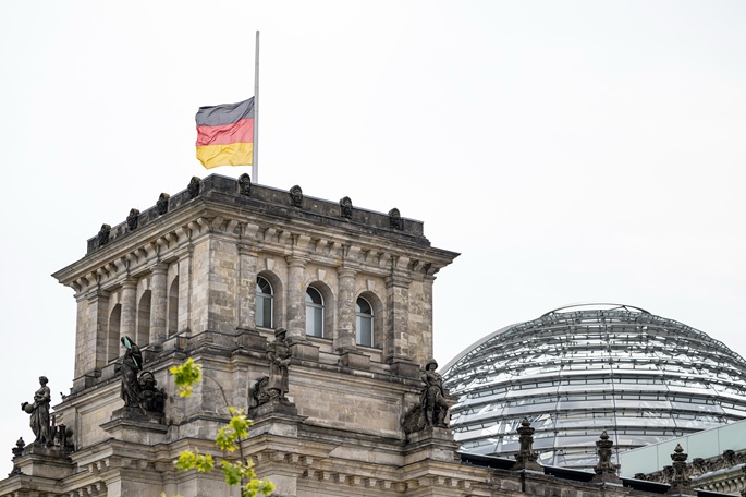 Reichstagissa liput puolitangossa Berliinin Pride-hyökkäyksen jälkeen 1