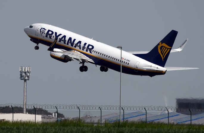 Rikkoutunut ikkuna aiheuttaa hämmennystä Ryanair-lennolla Kreikasta Saksaan 1