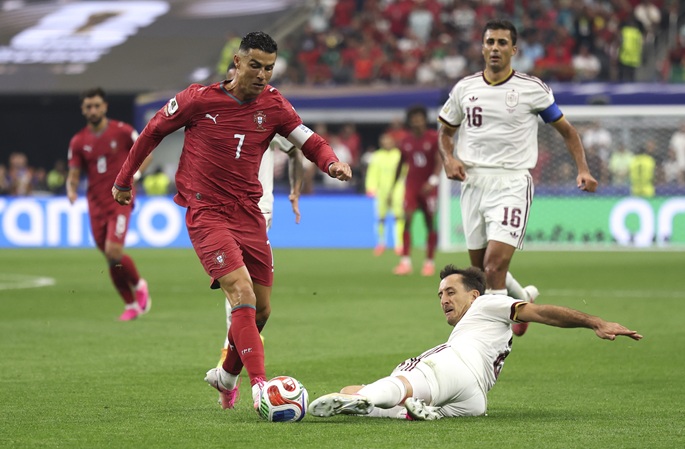 Ronaldon MM-matka päättyy, kun Espanja varmistaa neljännesfinaalipaikan voitolla Portugalista. Ronaldon MM-matka päättyy, kun Espanja varmistaa neljännesfinaalipaikan voitolla Portugalista. 1