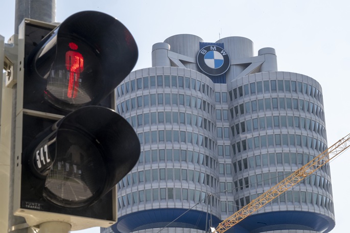 Saksalainen autovalmistaja BMW vähentää 8 000 työpaikkaa maailmanlaajuisesti. 1