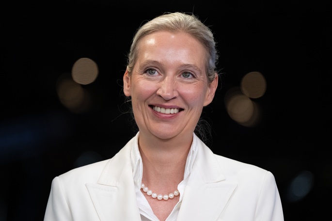 Saksalaisen AfD-puolueen johtaja puolustaa samaa sukupuolta olevien suhteita huolimatta puolueen linjasta. 1
