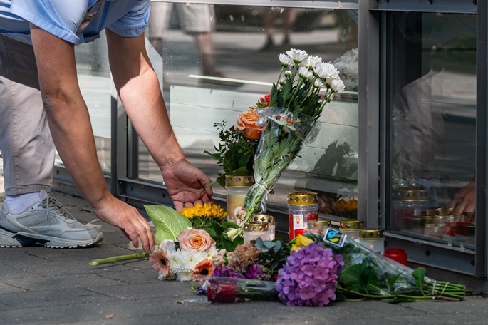 Saksalaisen pankin puukotustapauksen taustat jäävät suhteellisen epäselviksi 1