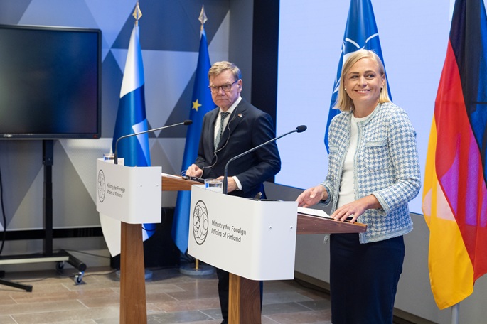 Saksan puolustusministeri ylistää Suomea mallina Venäjää vastaan puolustautumisessa. 1