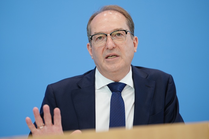 Saksan sisäministeri varoittaa kasvaneesta hyökkäysuhasta 1