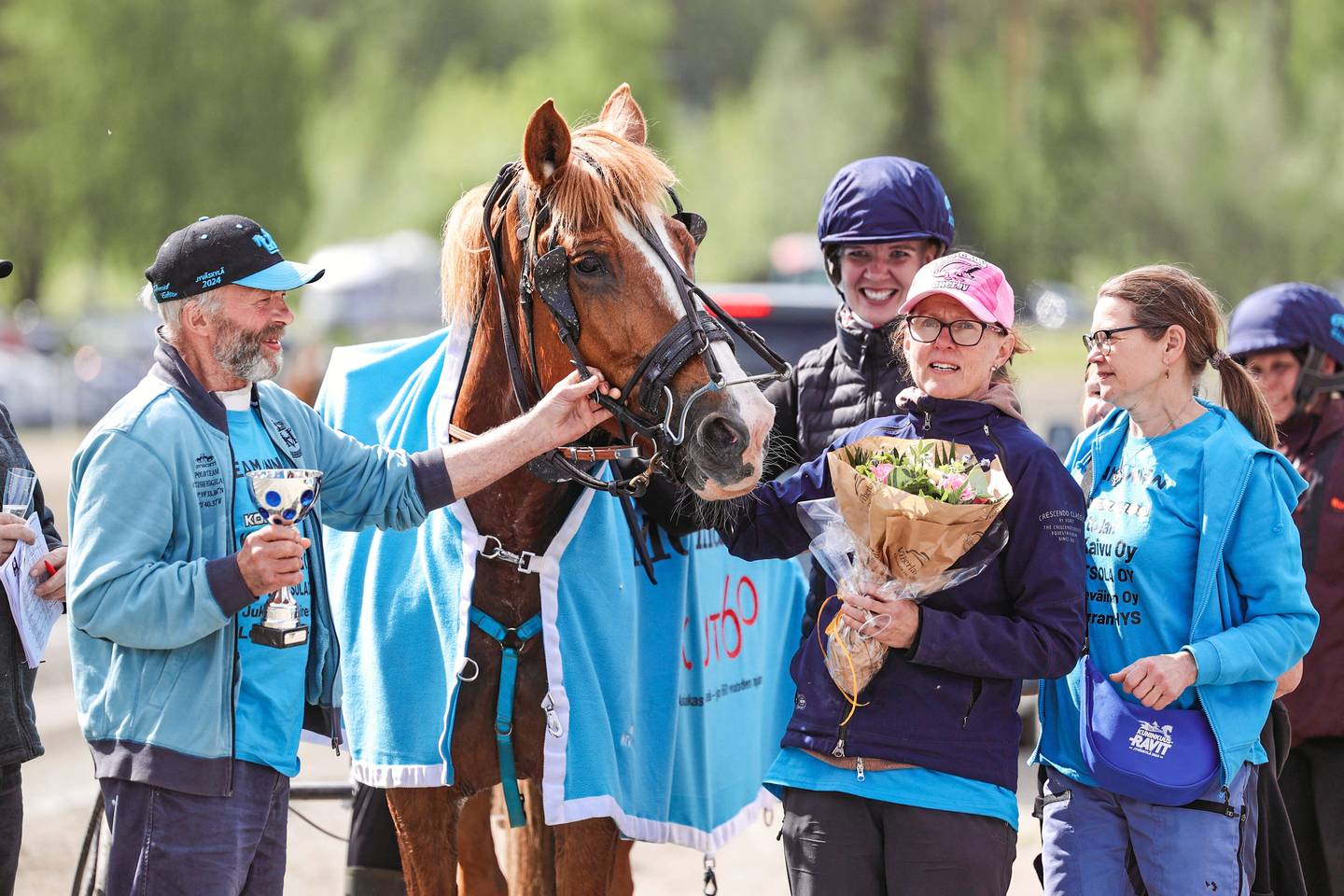 Savolaisista kolme tammaa ja yksi ori osallistuvat seppelejahdin kilpailuun Tampereen Kuninkuusraveissa. Savolaisista kolme tammaa ja yksi ori osallistuvat seppelejahdin kilpailuun Tampereen Kuninkuusraveissa. 1