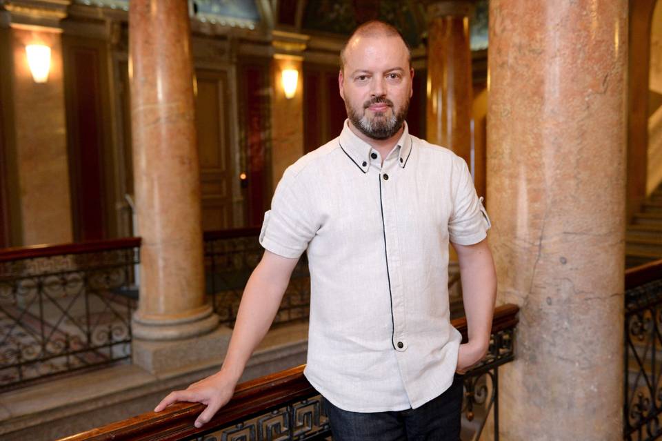 Suomalaisen Ville Tietäväisen suunnitelma eteni finaaliin eurosetelien uudistuskilpailussa. Suomalaisen Ville Tietäväisen suunnitelma eteni finaaliin eurosetelien uudistuskilpailussa. 1