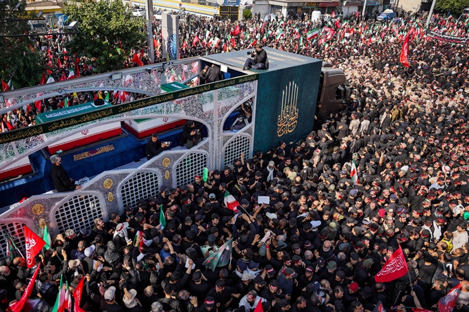 Suuret väkijoukot osalistuvat Teheranissa Iranin edesmenneen johtajan hautajaiskulkueeseen. 1