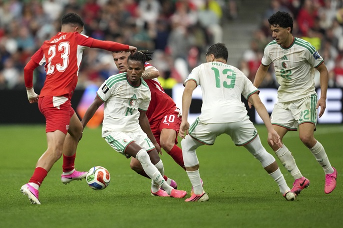 Sveitsi voitti Algerian 2-0 ja eteni MM-kisojen pudotuspelivaiheeseen. 1