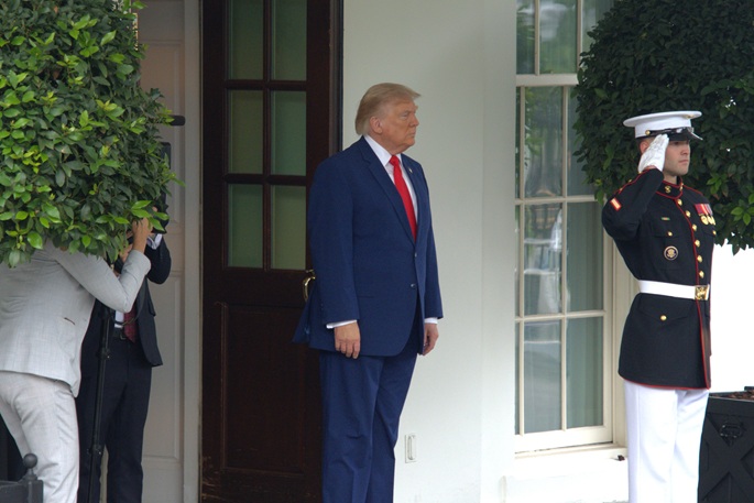 Trump ilmoittaa saavuttaneensa sopimuksen Hamasin täydellisestä aseistariisunnasta. 1