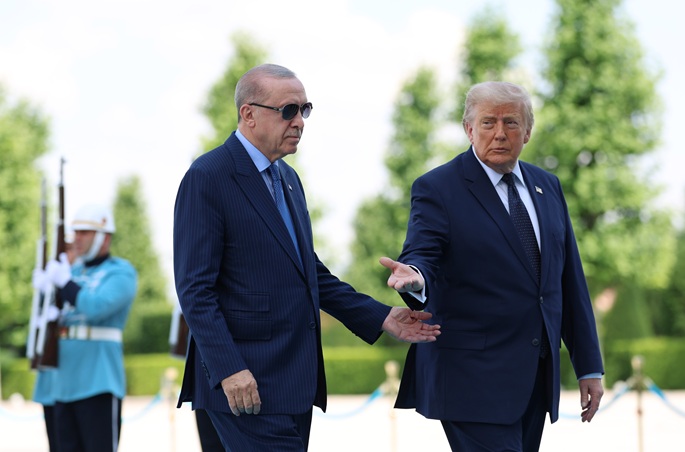 Trump kritisoi liittolaisiaan ja toteaa, että Yhdysvaltojen tulisi "hallita" Grönlantia Naton huippukokouksen yhteydessä. 1