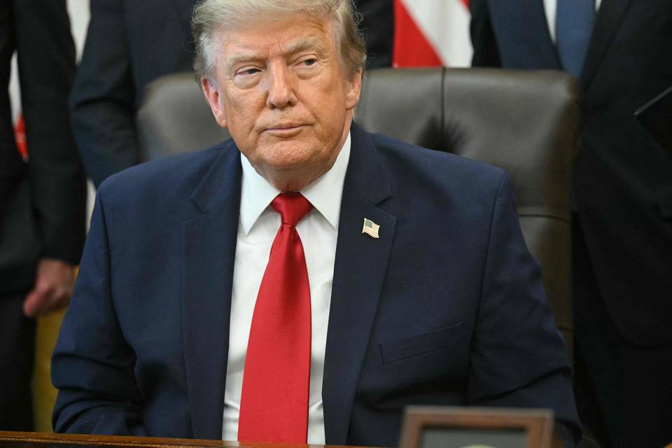 Trump peruuttaa Hormuzinsalmen kautta liikkuville rahtialuksille suunnitellut maksut. Trump peruuttaa Hormuzinsalmen kautta liikkuville rahtialuksille suunnitellut maksut. 1
