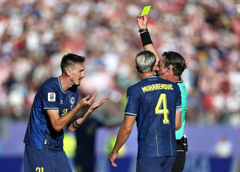 Trump vahvisti pyytäneensä Fifa-johtajalta "arviointia" – kritisoi myös kiistallisen ottelun tuomaria Trump vahvisti pyytäneensä Fifa-johtajalta "arviointia" – kritisoi myös kiistallisen ottelun tuomaria 1