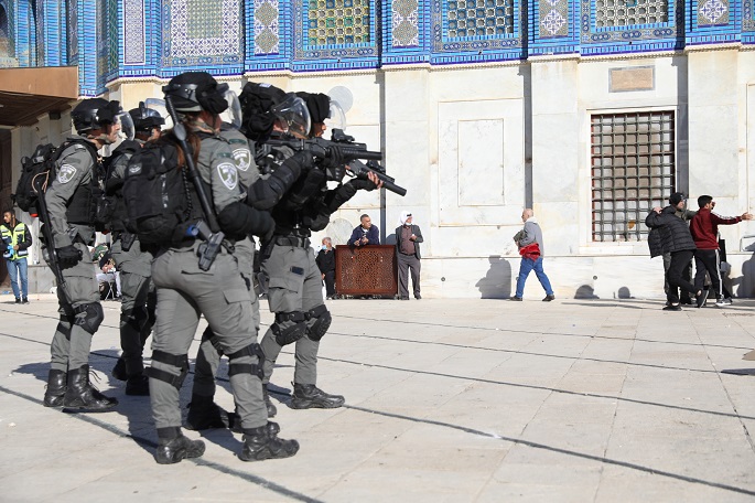 Tuhannet juutalaiset rukoilijat saapuvat Al-Aqsa-moskeijan alueelle. 1