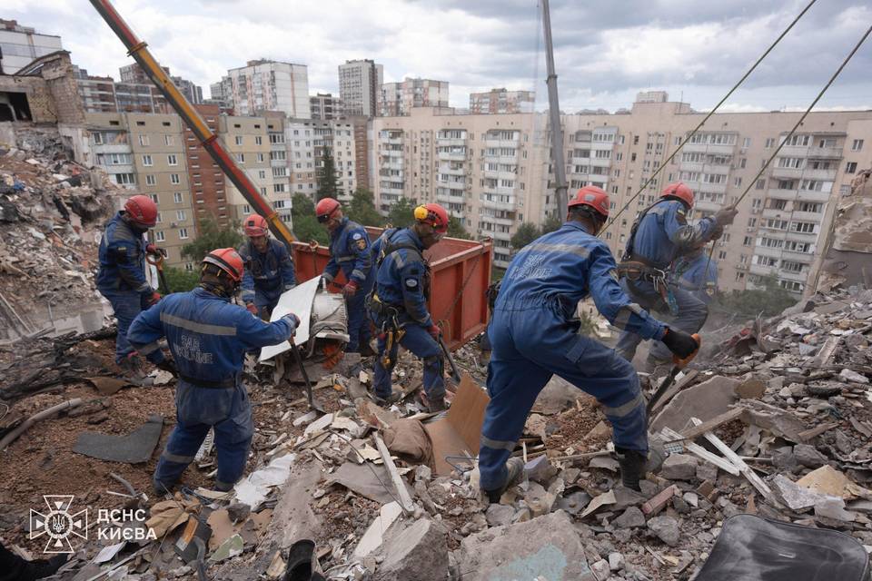 Ukraina: Venäjän hyökkäykset vaativat 30 ihmisen hengen Kiovan seudulla maanantaina. Ukraina: Venäjän hyökkäykset vaativat 30 ihmisen hengen Kiovan seudulla maanantaina. 1