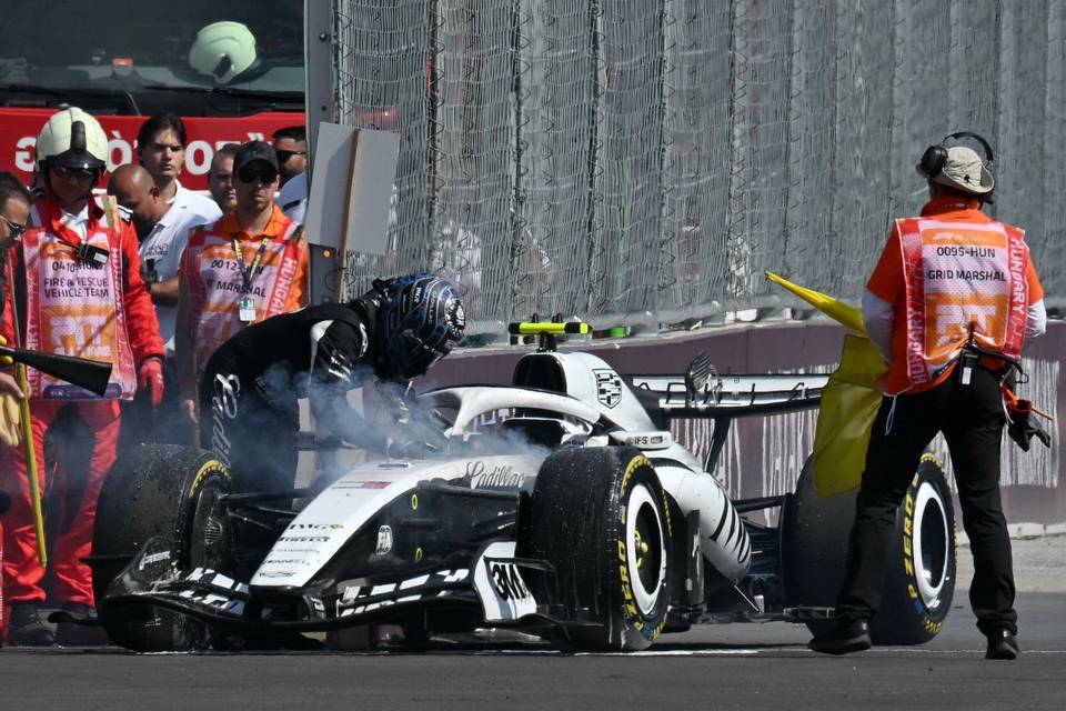 Valtteri Bottaksen ajoneuvo syttyi tuleen – hän tarttui itse sammuttimeen: ”Sokka irti ja suihkuttelemaan” Valtteri Bottaksen ajoneuvo syttyi tuleen – hän tarttui itse sammuttimeen: ”Sokka irti ja suihkuttelemaan” 1