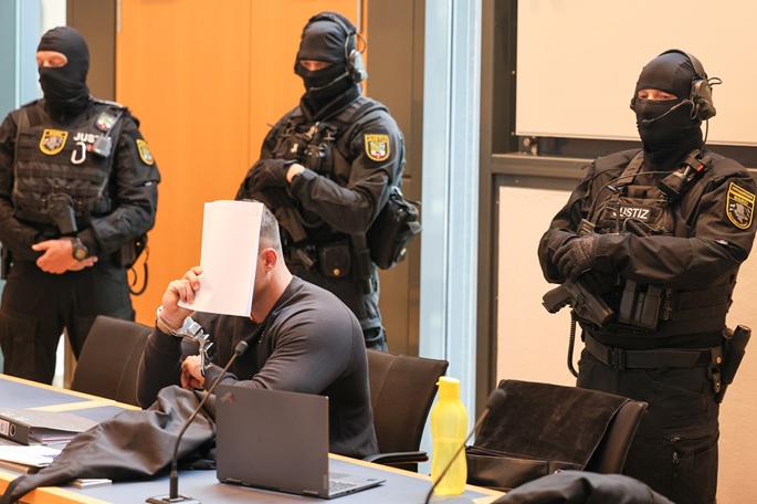 Väkivaltaisen fanin oikeudenkäynti poliisin murhan yrityksestä Saksassa 1