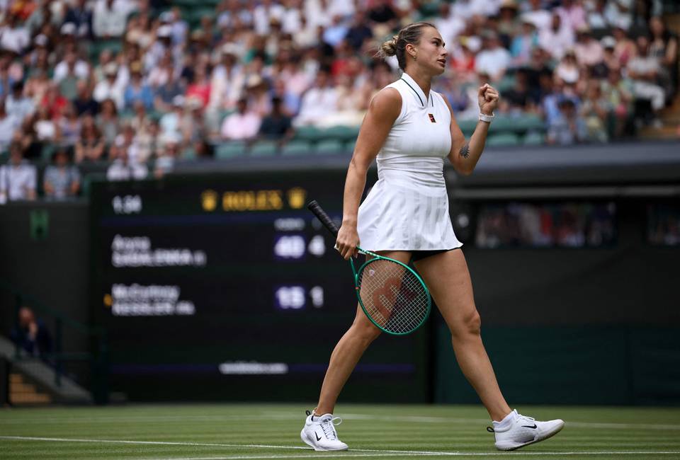 Ykkössijoitetut Sinner ja Sabalenka etenevät kolmannelle kierrokselle Wimbledonissa vaikeuksista huolimatta 1