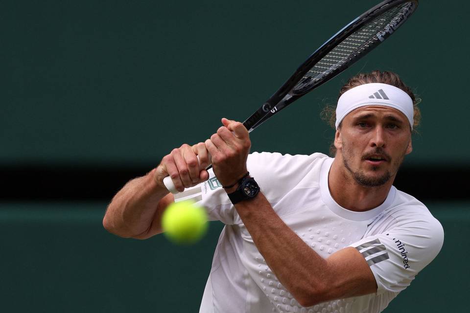 Zverev katkaisi brittiläisen yllättäjän matkan Wimbledonissa. Zverev katkaisi brittiläisen yllättäjän matkan Wimbledonissa. 1