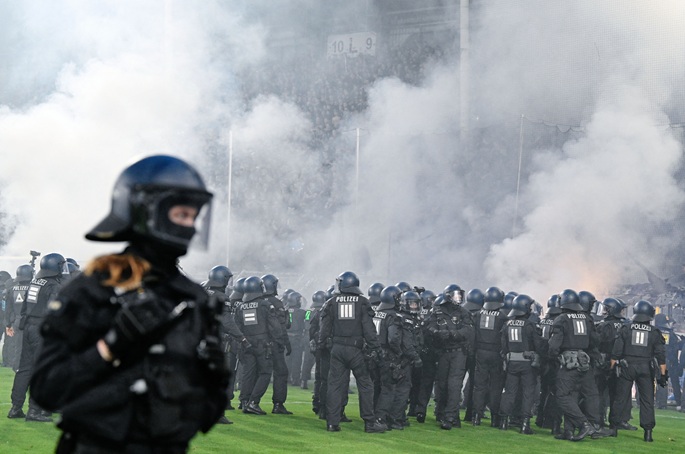 35 poliisia loukkaantui väkivallassa Saksan Cup-ottelussa 1